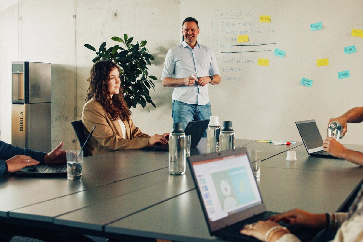 waterdispenser-top-pro-freestanding-people-in-meeting-situation